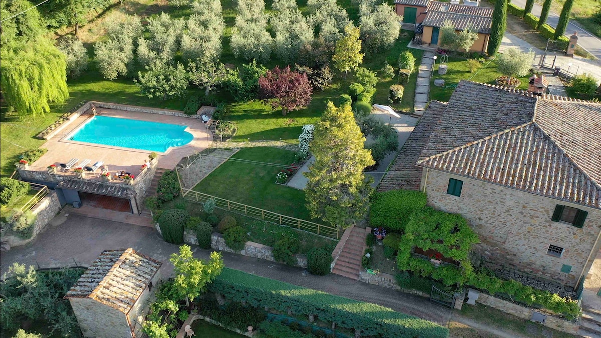 Villa Fortuna with Hot-Tub, pool near Tuscany