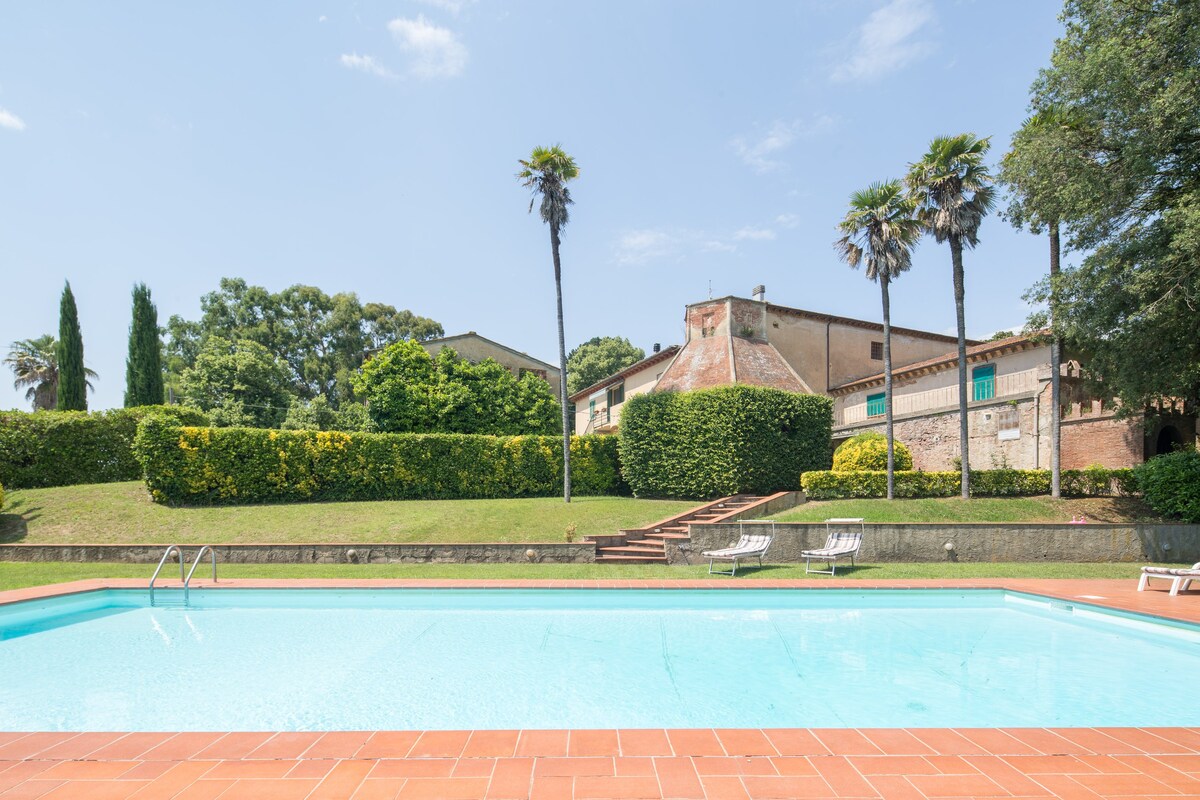 Charming villa with pool and park by Vacavilla