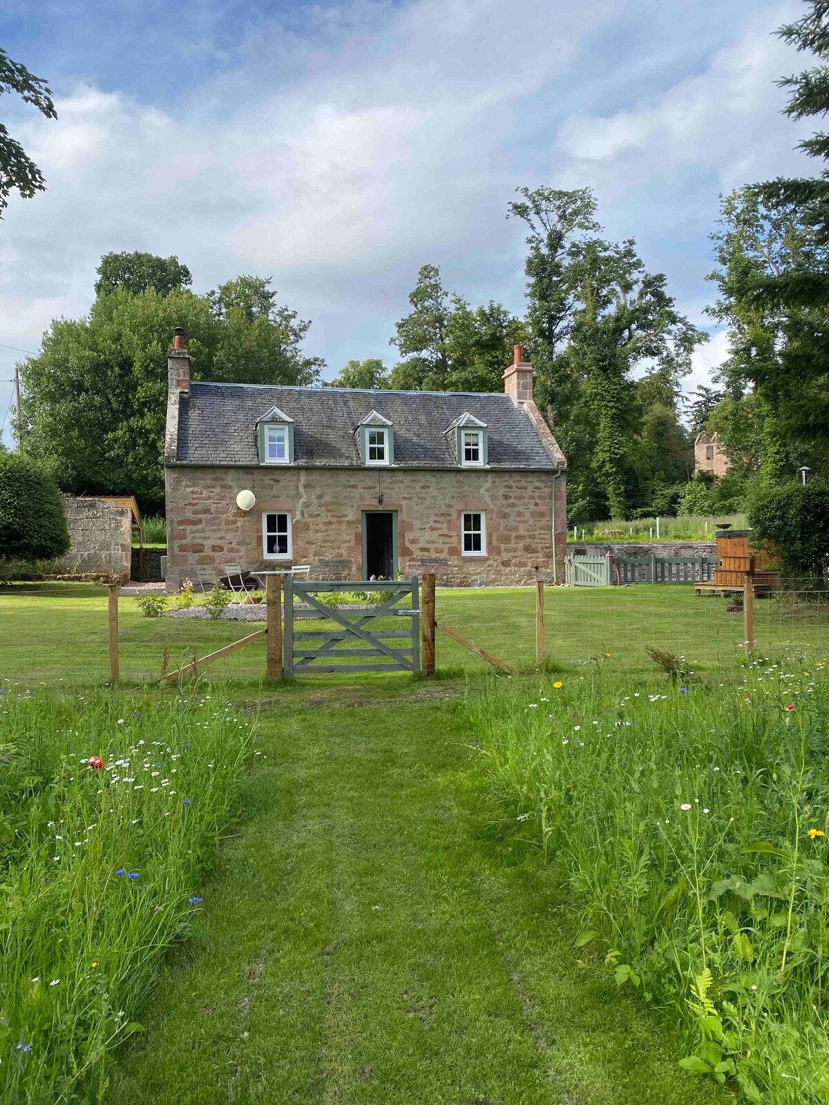 Garden Cottage with hot tub, castle & sea views