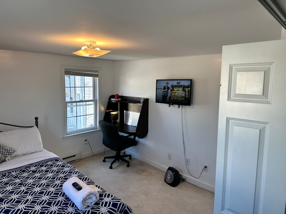 波士顿附近的舒适房间，配备快速无线网络和免费停车位