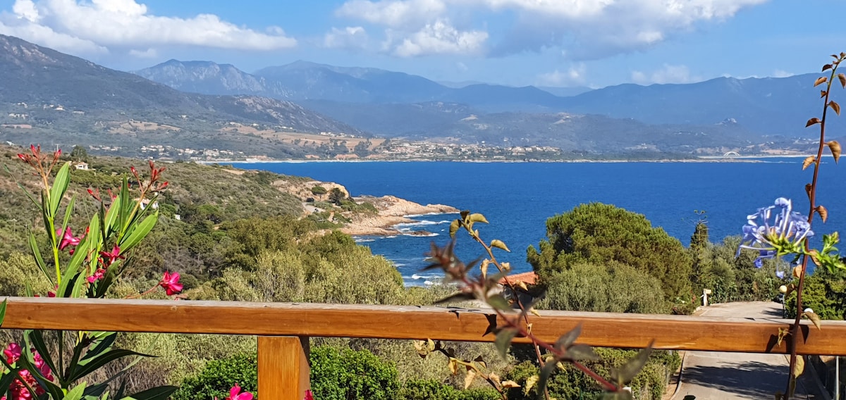 Rez-de-jardin de villa avec une splendide vue mer