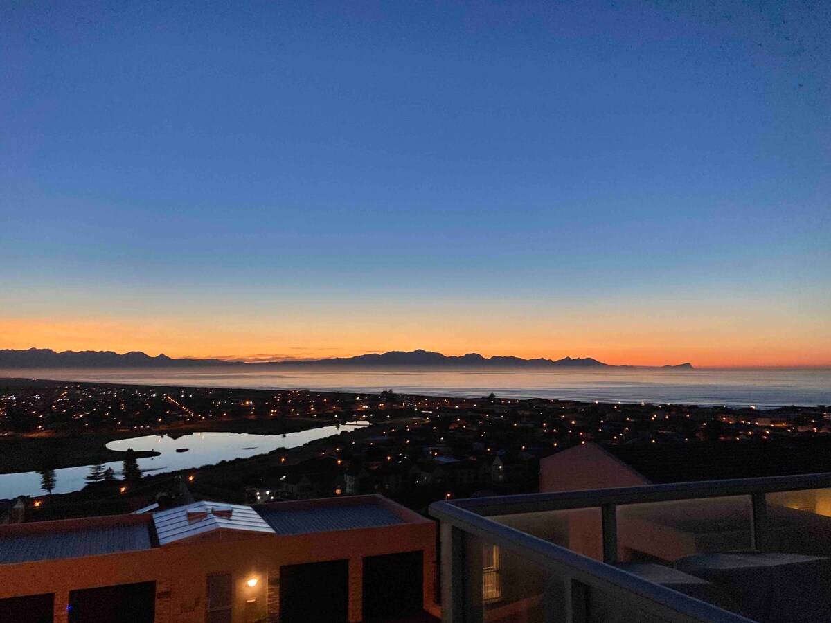 Mountainside Sea View Apartment In Muizenberg