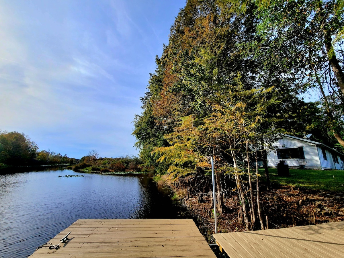 Serendipity Lakehouse ，配有码头、独木舟和皮划艇。