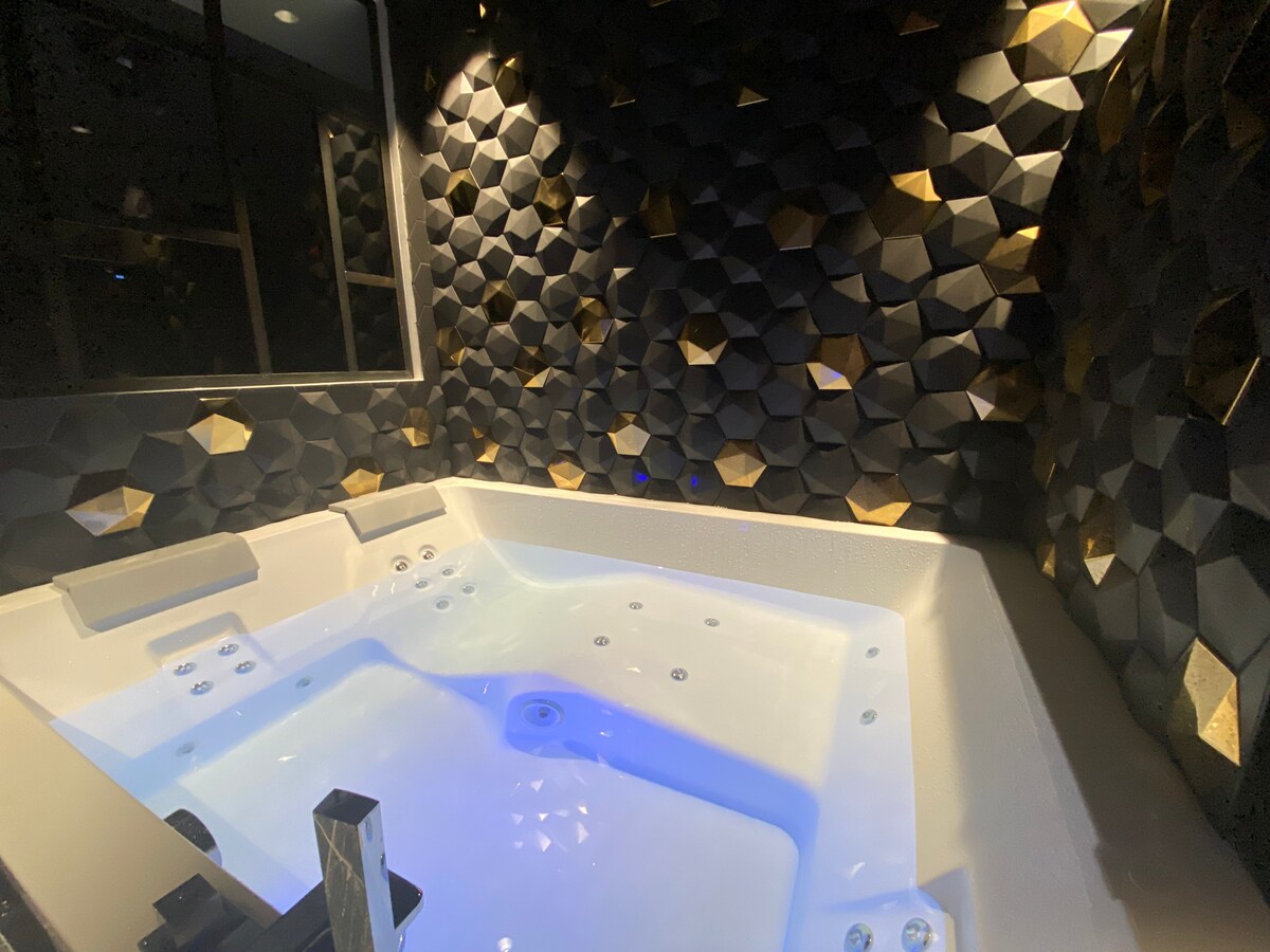 独一无二的豪华阁楼58平方米的私人热水浴缸/空调