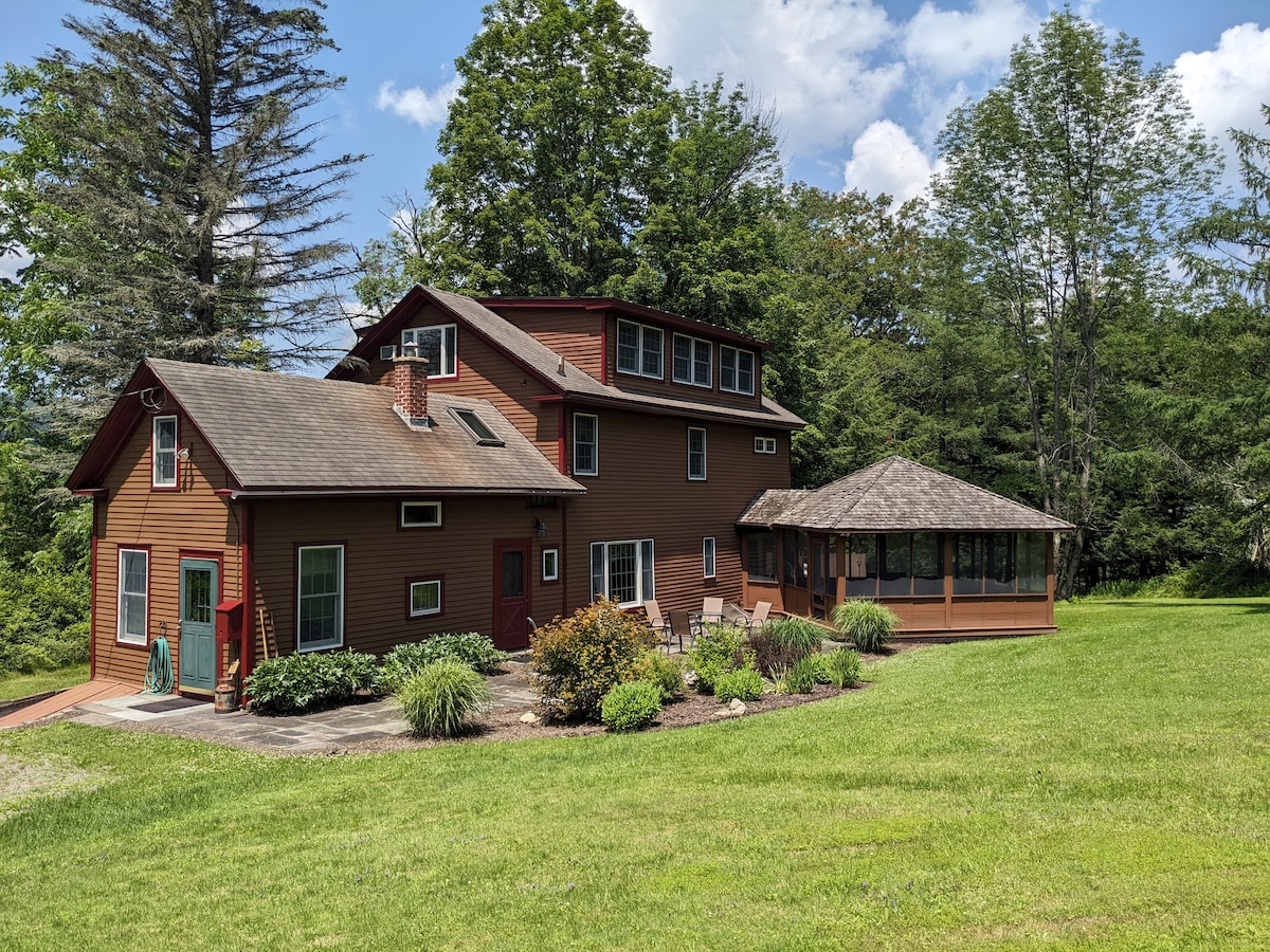 乡村之家（ Country House ）靠近吉米尼峰（ Jiminy Peak ）和伯克郡（ Berkshires