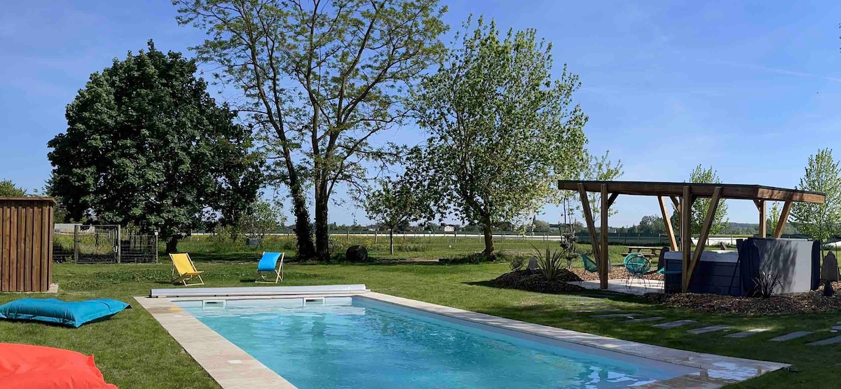 Au gré de la Loire: spa, piscine et massage.