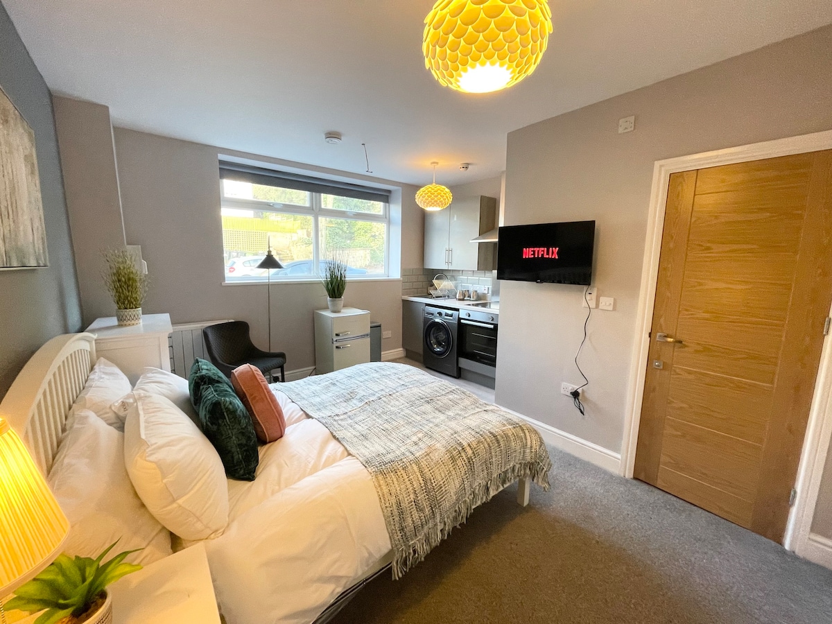 Serviced 1 Bed Apartment- Dudley-Near Russell Hall