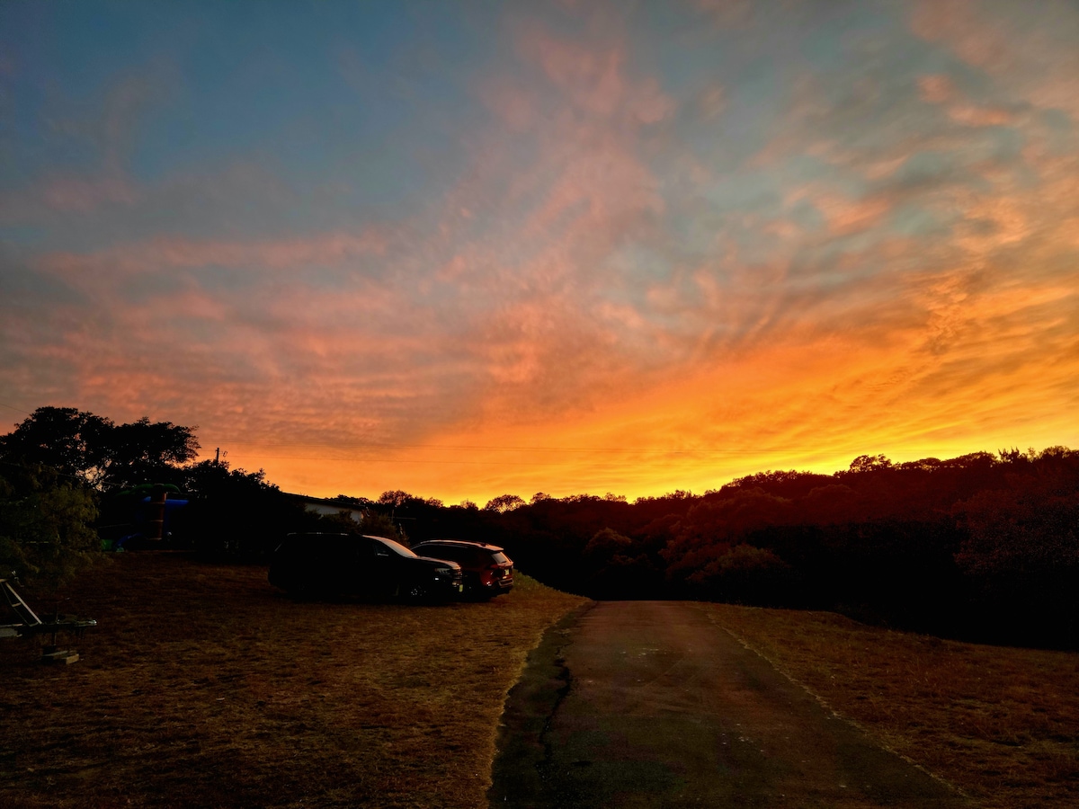 Hilltop Hideaway w/Hillcountry Views & Walk To Dam