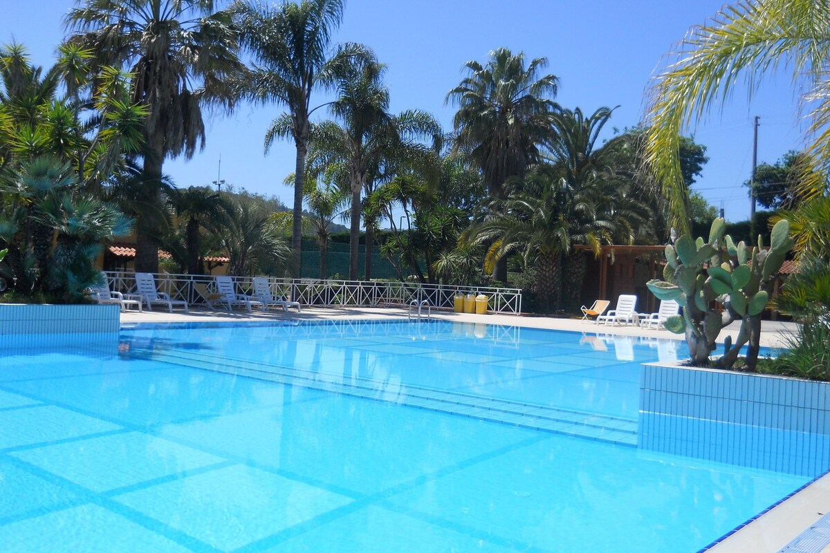 帕里努罗度假屋，带泳池、露台、花园、自行车