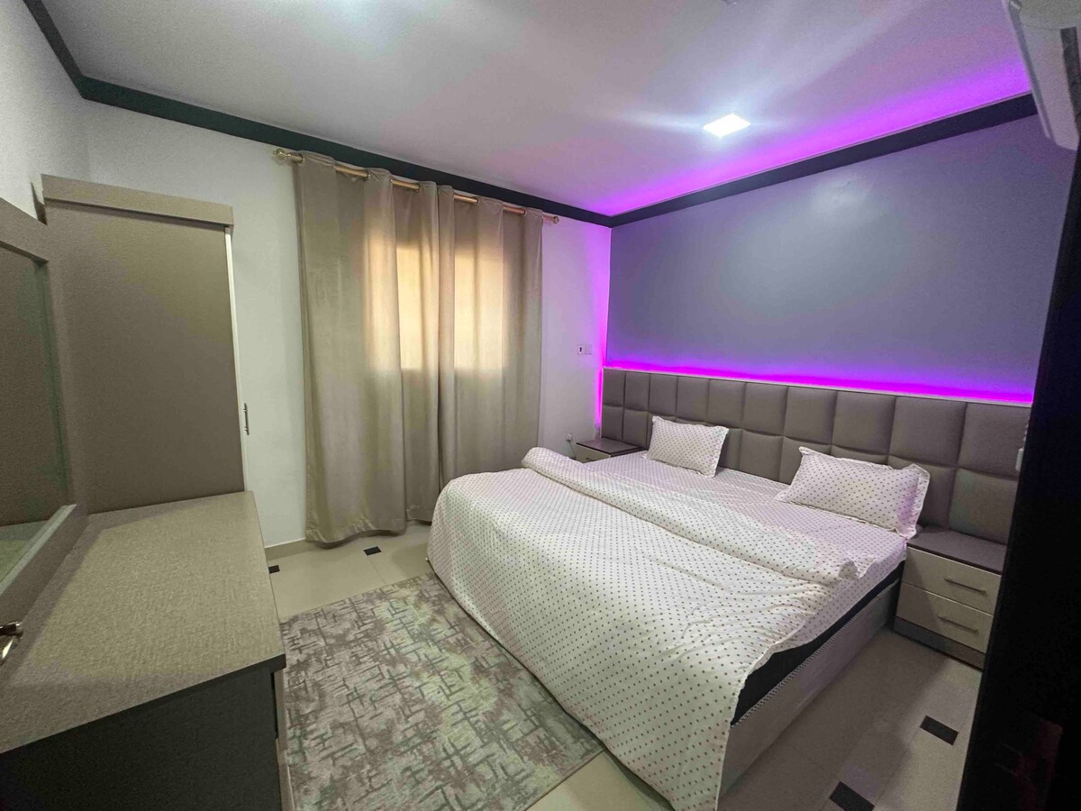 Jebel提供出色服务的2卧室公寓