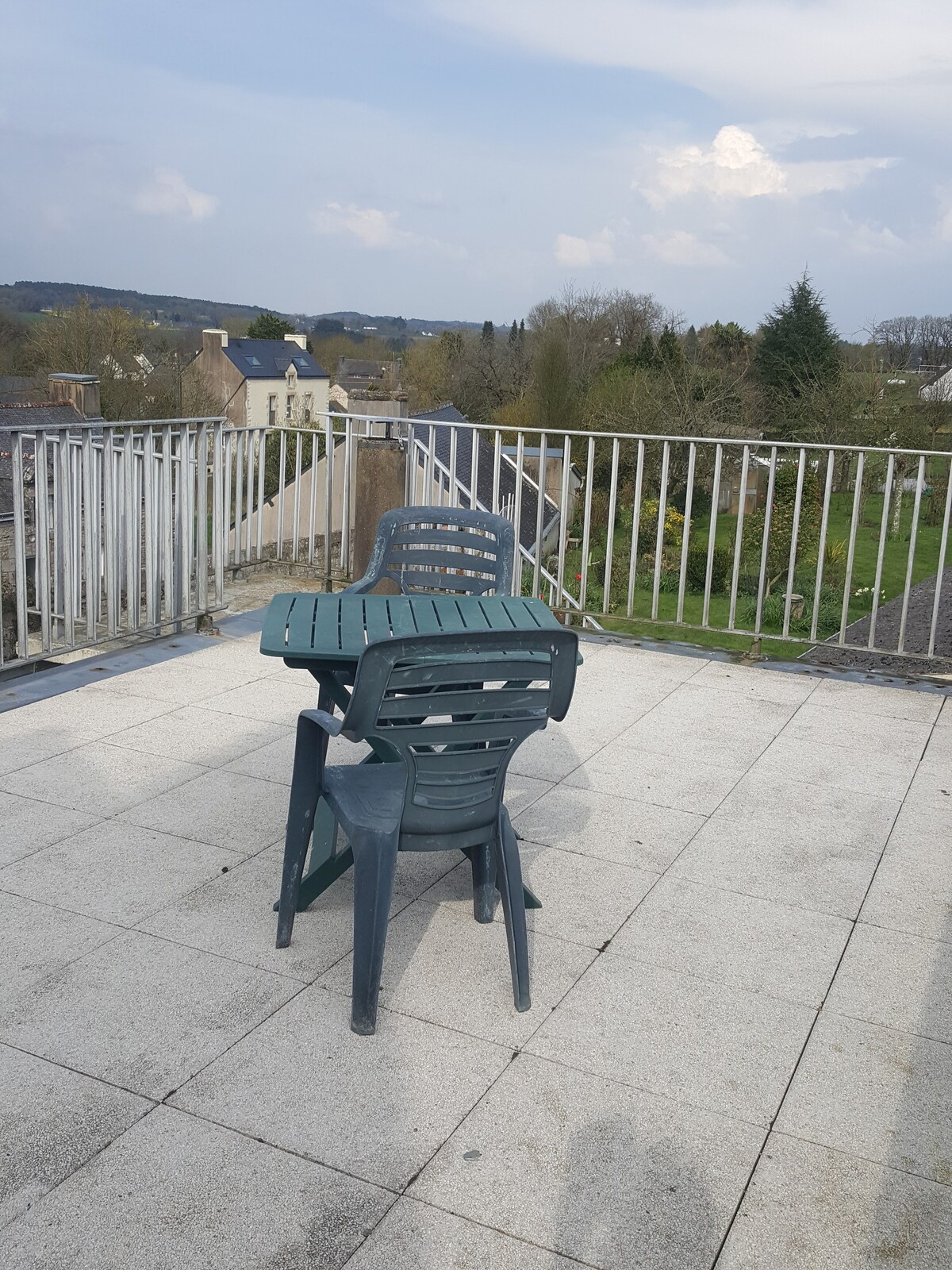 MAISON  AVEC TERRASSE COTE JARDIN