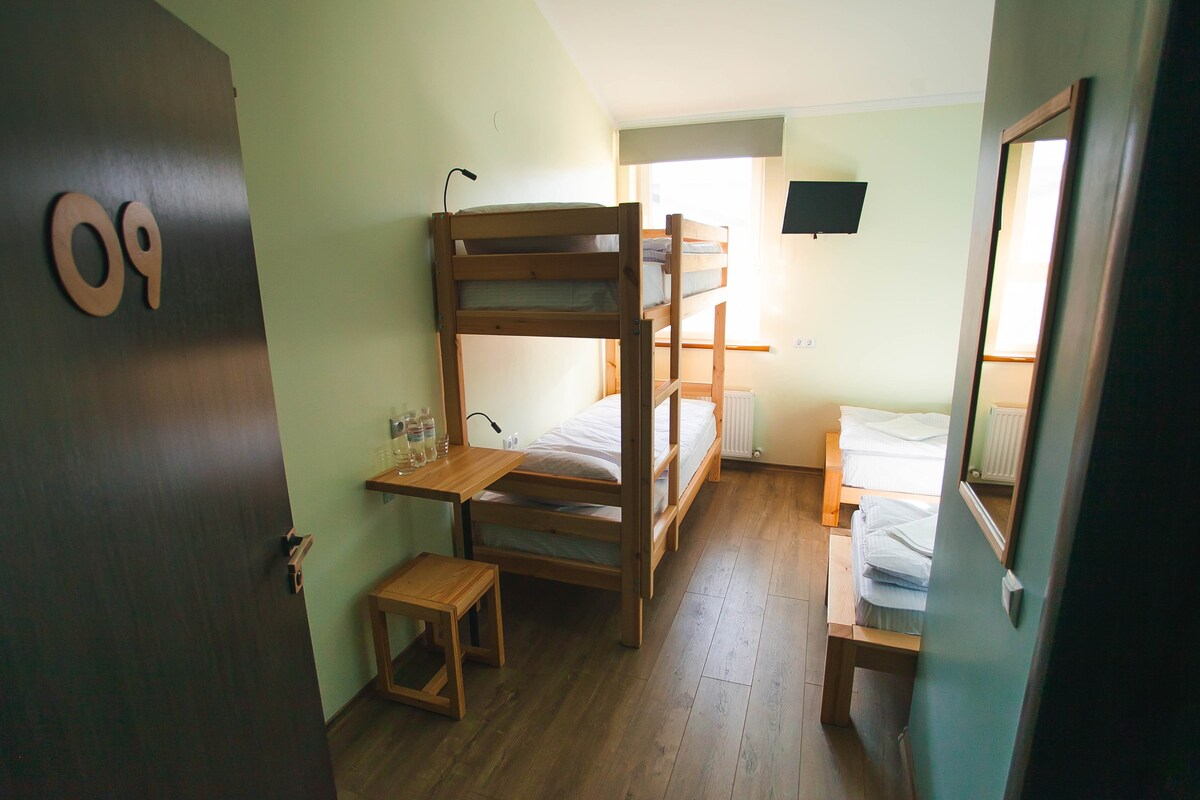 4张床带卫生间的起居室