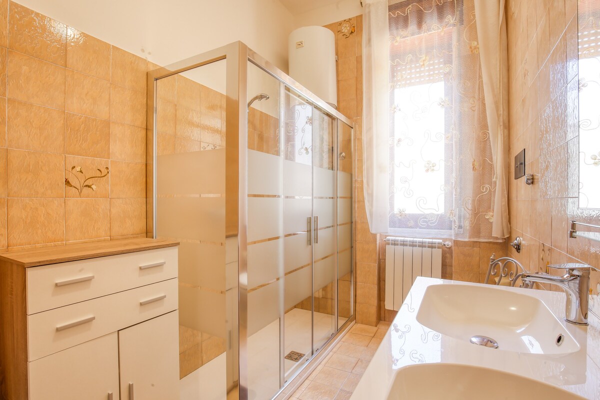 Milazzo Apartment with additional shower in Garden