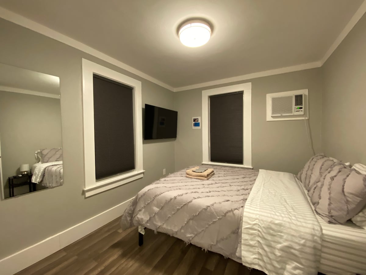 标准双人床单间公寓，最近重新装修，厨房/浴室