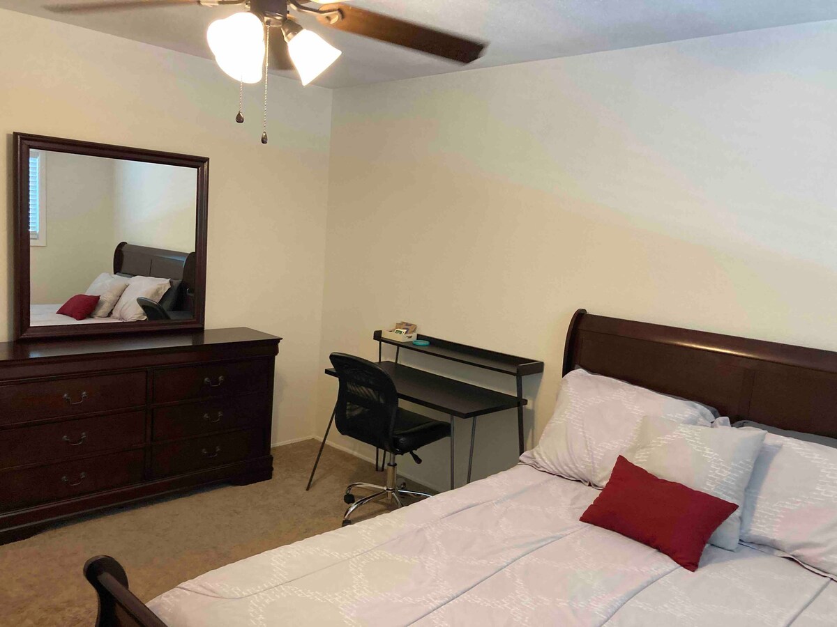 舒适的标准双人床（仅限1位房客） ，配备无线网络和书桌