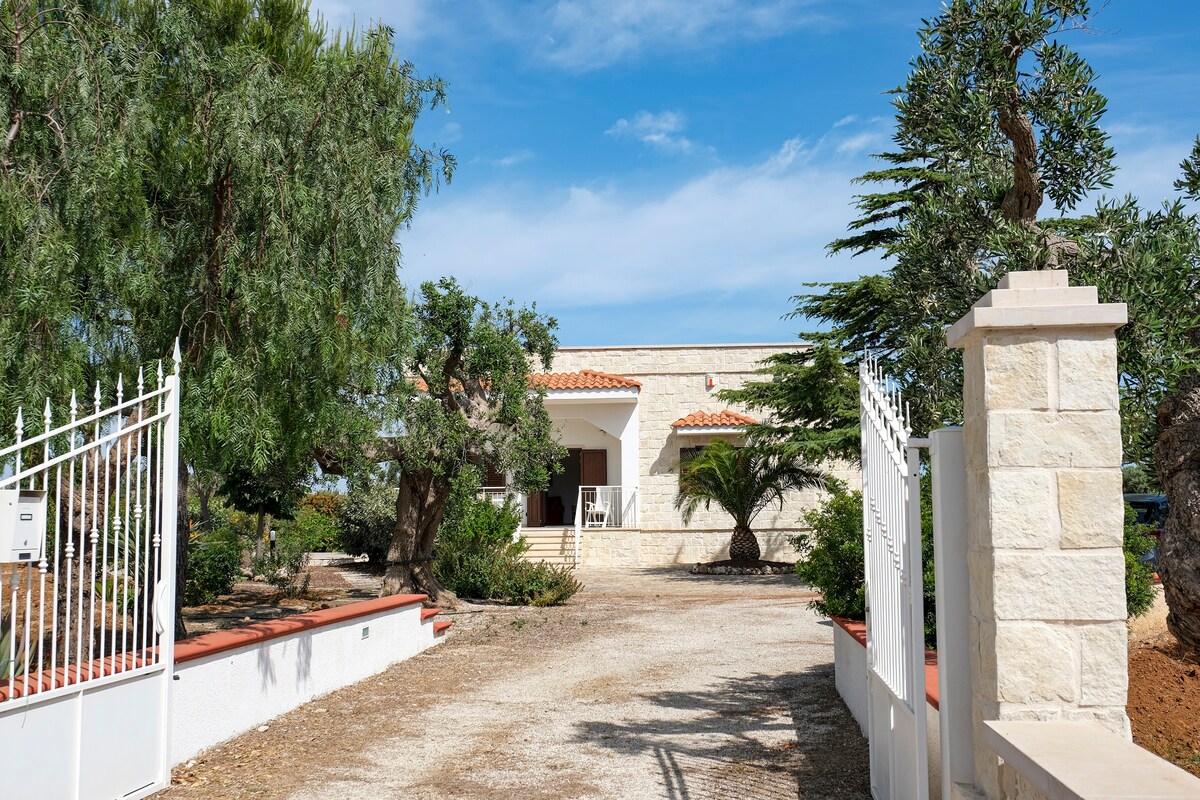 Villa in Monopoli for 4 guests near the sea.