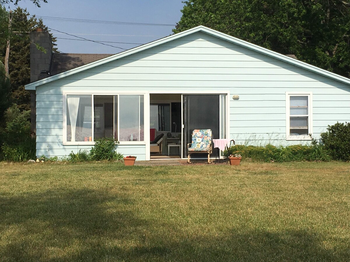 蓝天湖滨夏日小屋