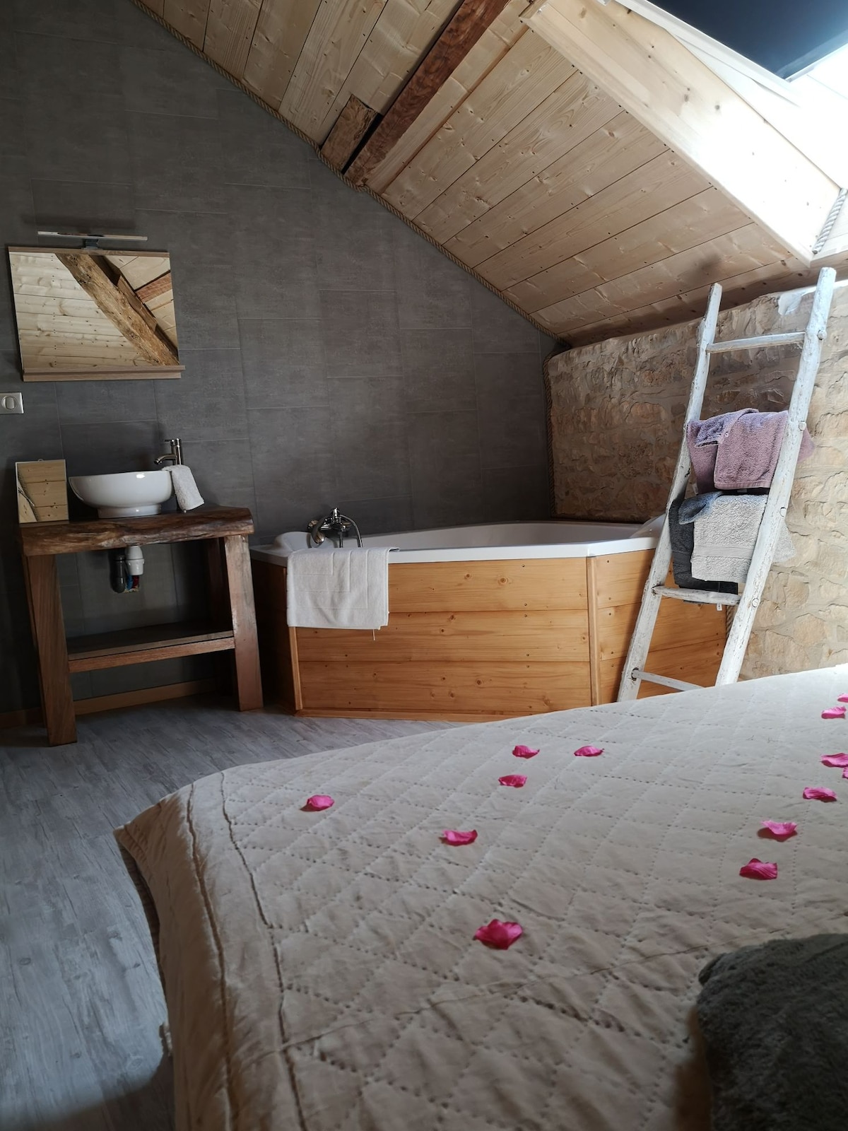 Chambre Enolla cocooning avec spa en Périgord vert