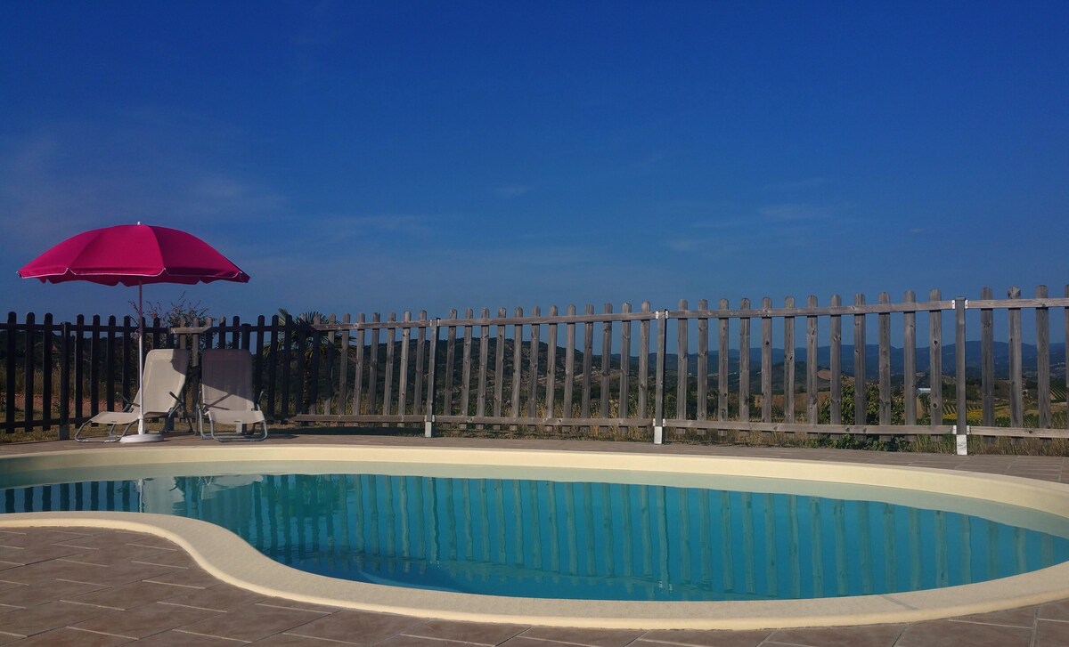 "le Merlot" : pool-sun-peace-beautiful view
