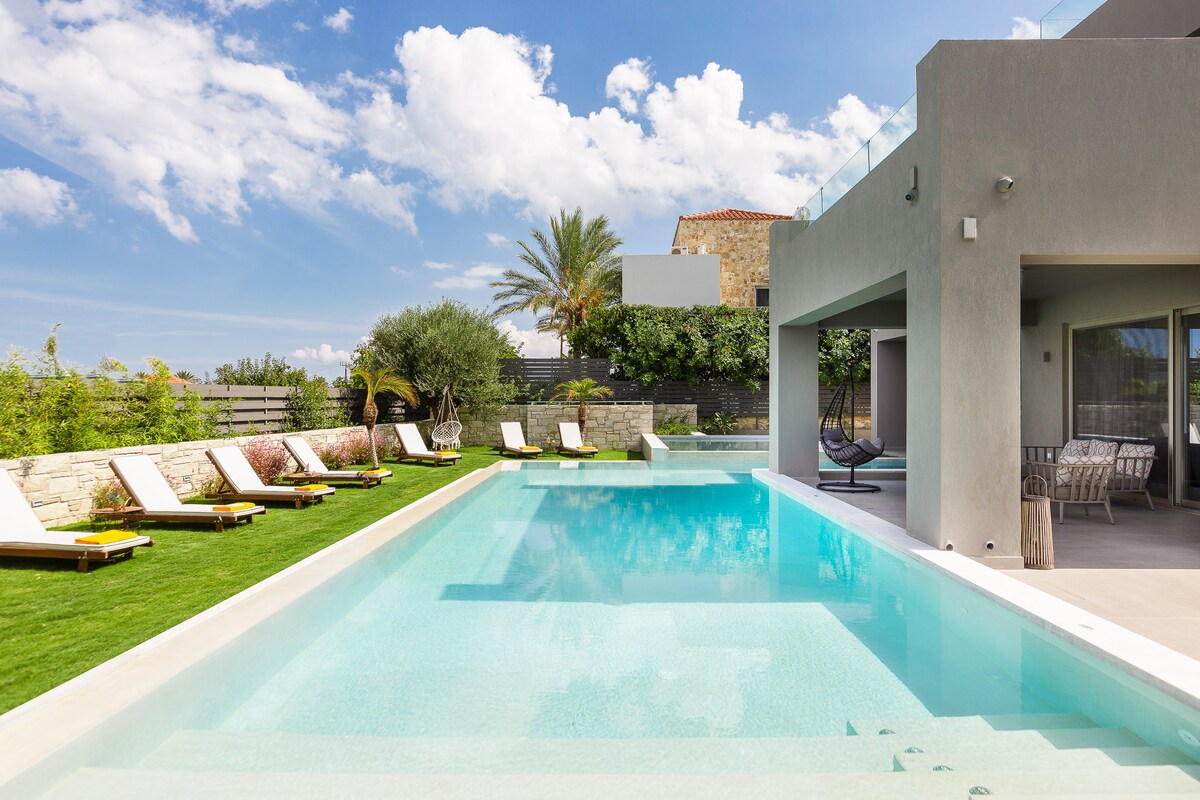 Exclusive luxury villa | 250m to the beach & city