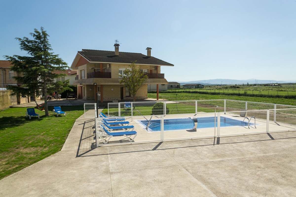 Villa Oasis de Bardenas Reales ，私人泳池