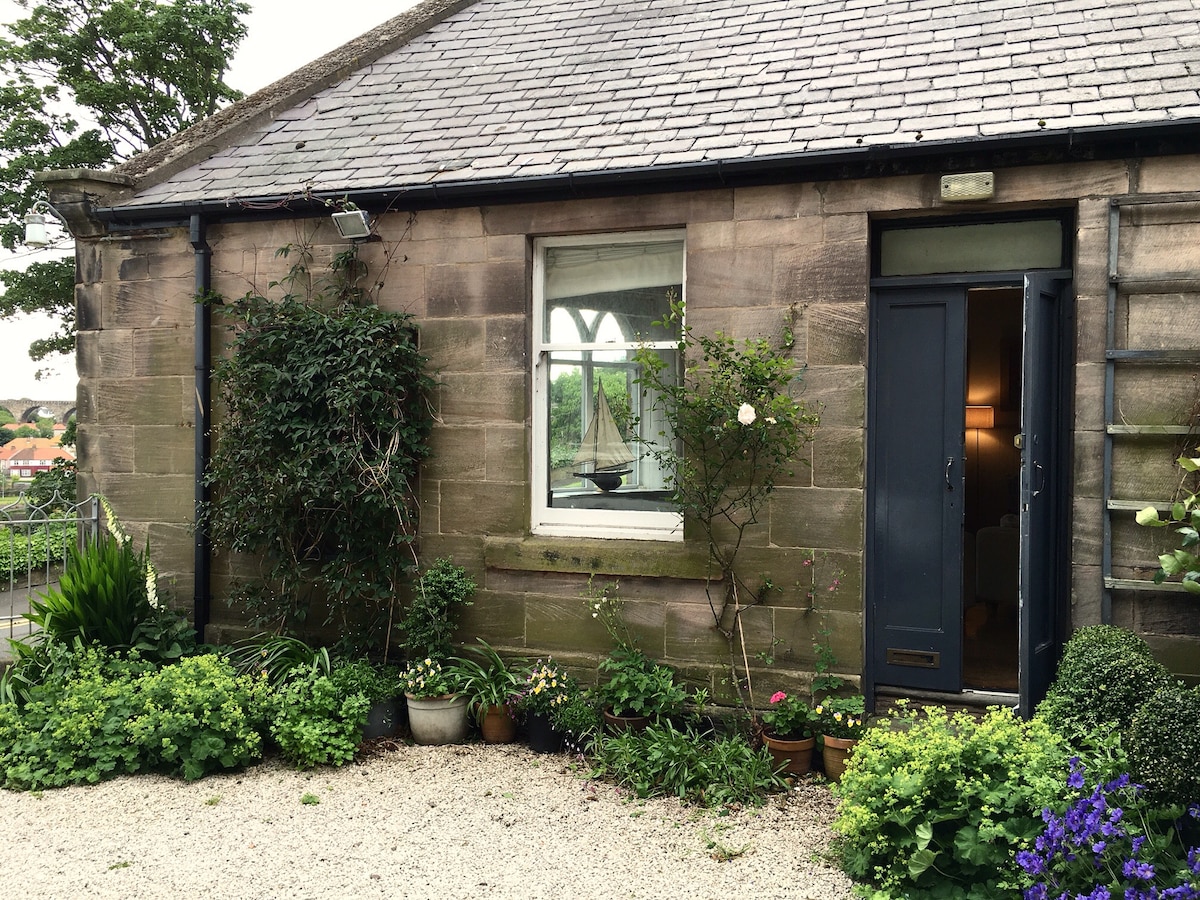 Berwick upon Tweed, Bankhill Cottage by the river.