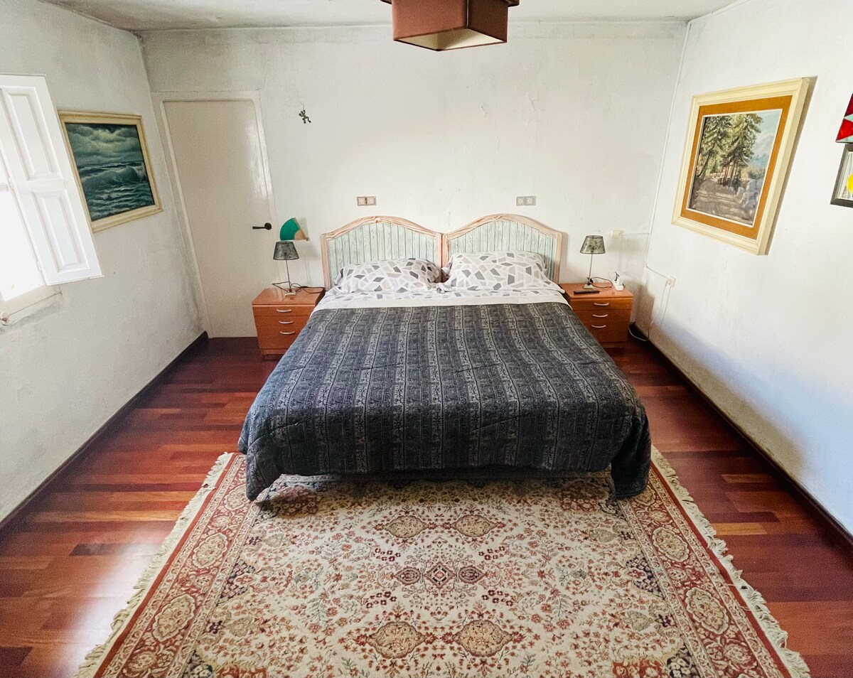 安静的加大双人床客房，靠近C.d.Rey和S.Nieves