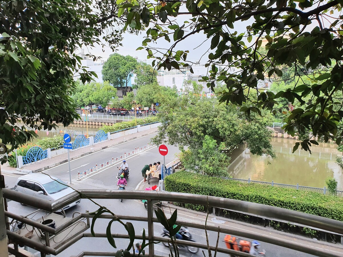 D3-阳台客房⭐河景，⭐靠近BEN THANH mkt。