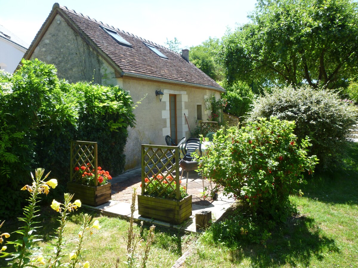 卢瓦尔小屋（ Loire Cottage ） ，可容纳4人，靠近湖泊，拥有宽敞的游泳池