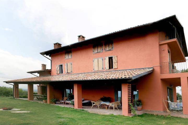 Castelnuovo Calcea的民宿