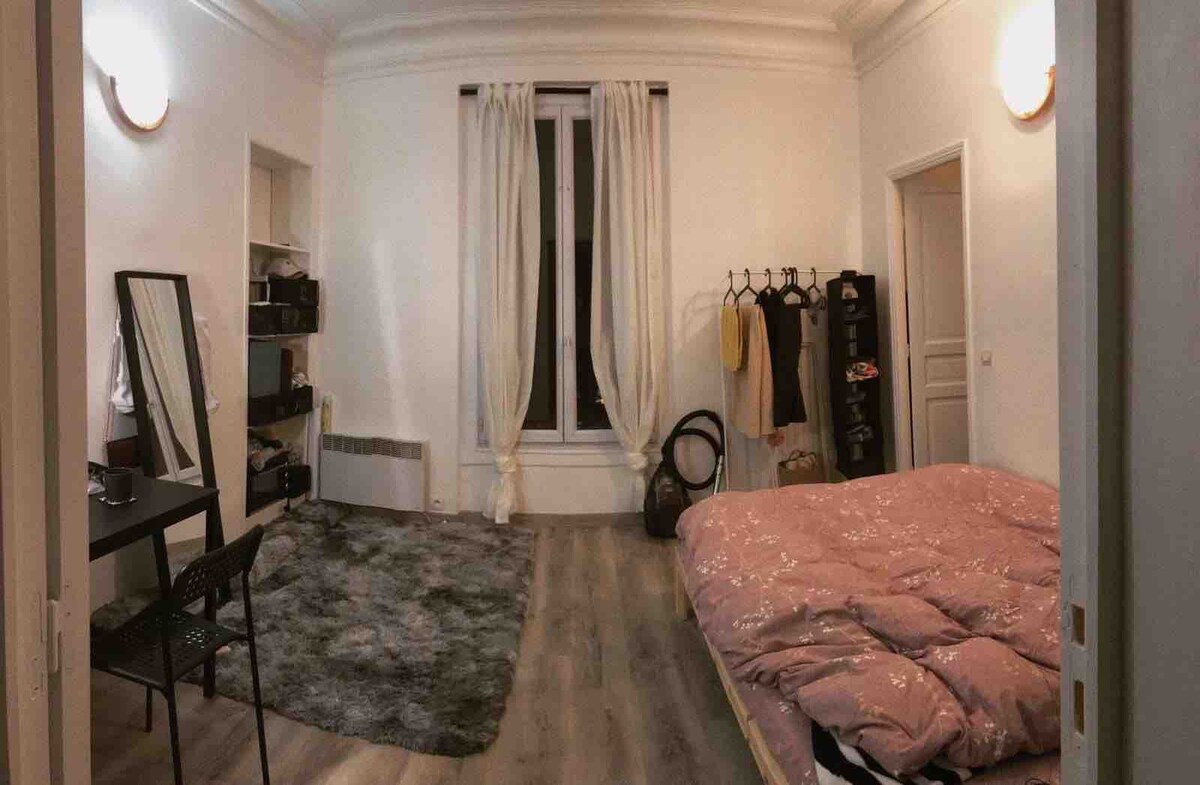 Private bedroom in Paris12