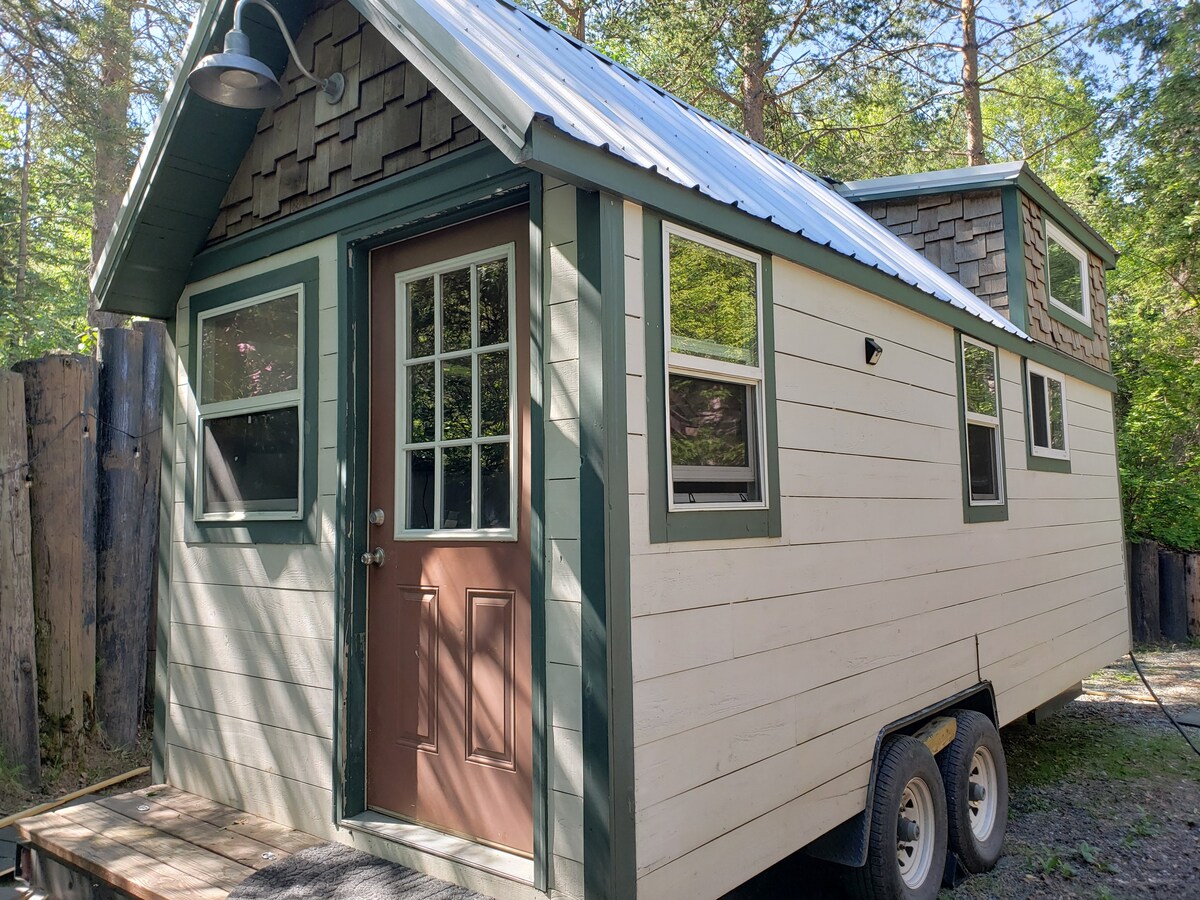 Mini Mt. Inn- Tiny house in S. Anchorage! Hot tub!