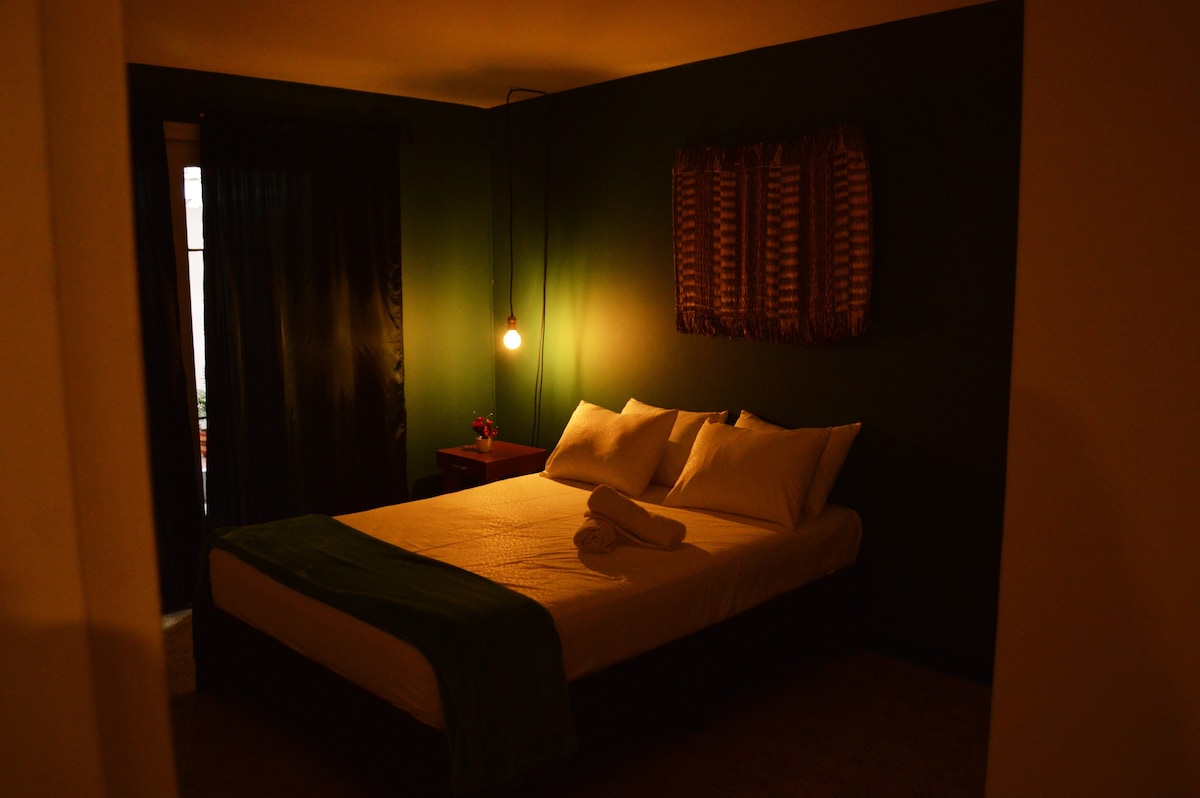 Nice room in Zona rosa:Discover the best of la70