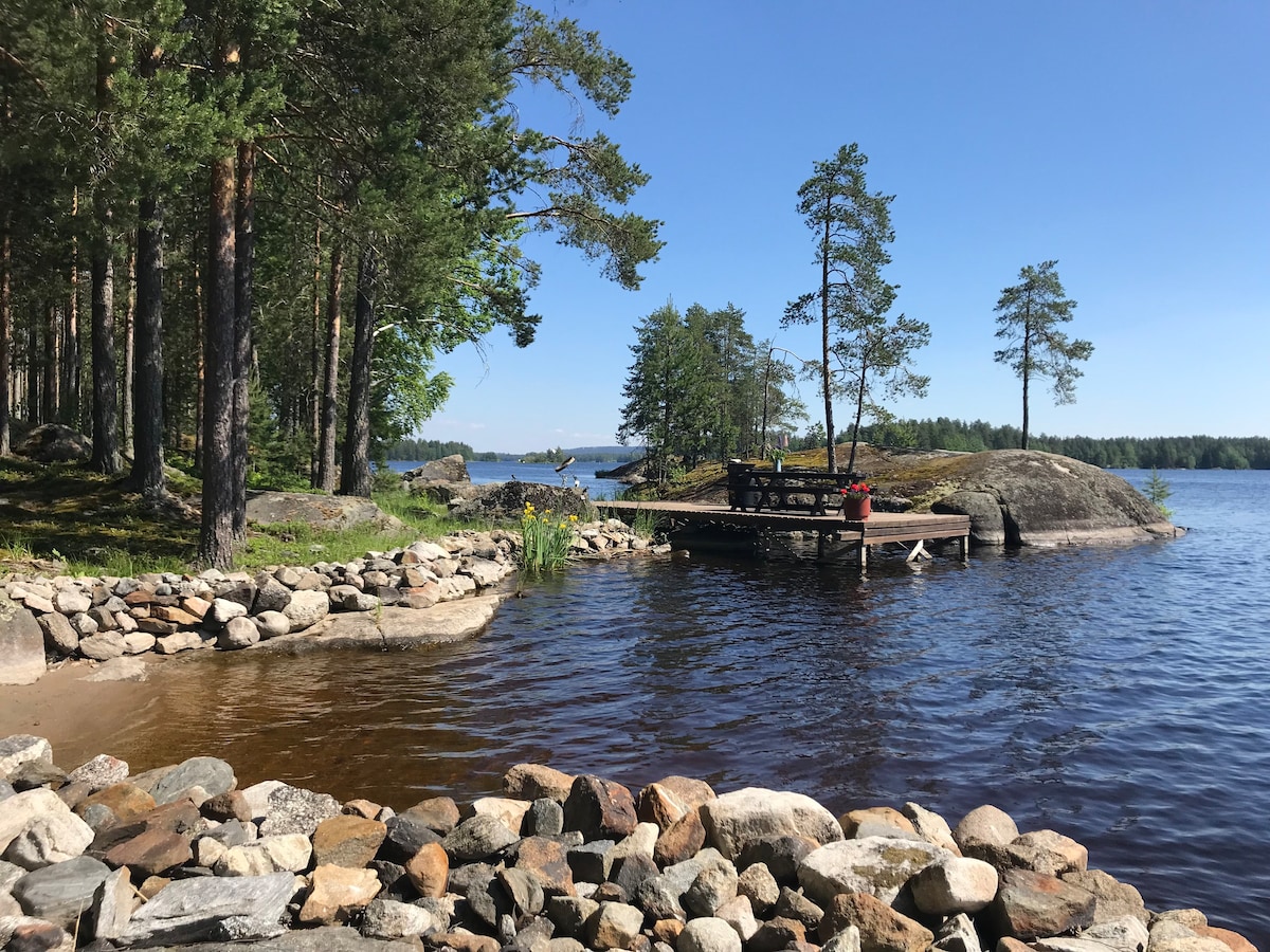 Mökki järven rannalla 25 km Kuopiosta.