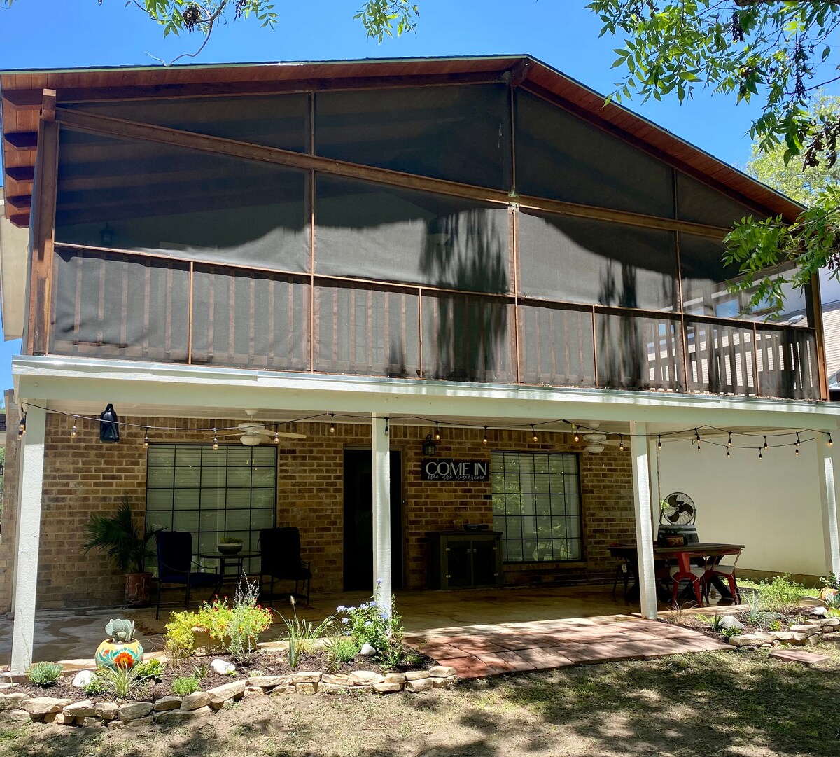 Agua Frio: house on the banks of Las Moras Creek.