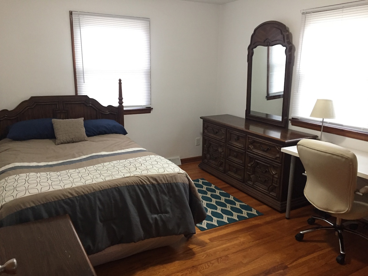 Large bedroom close to LECOM