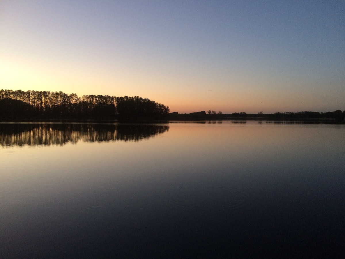 内森湖（ Lake Netzen ）上哈夫兰（ Havelland ）的度假平房