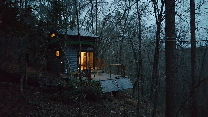 位于乔治亚州北部的小屋，可俯瞰山流。