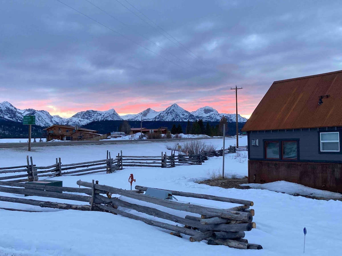 Updated Lil’ Cabin w/VIEWS! of the Sawtooths