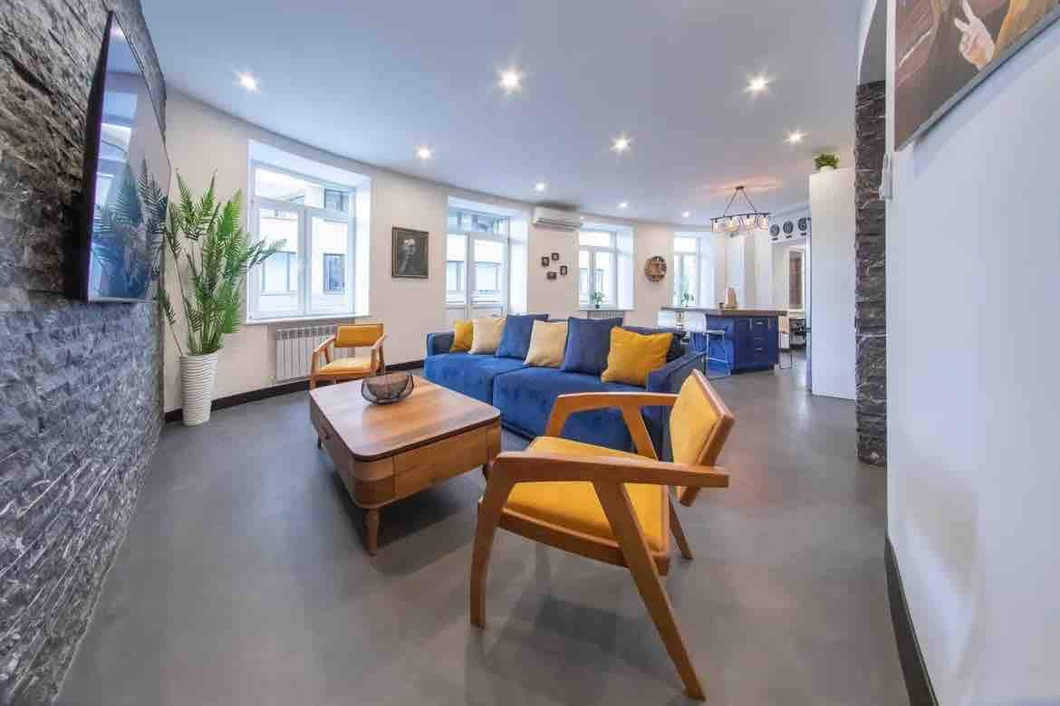 Malibu Park City Center NY style Loft Apt Sleeps 8