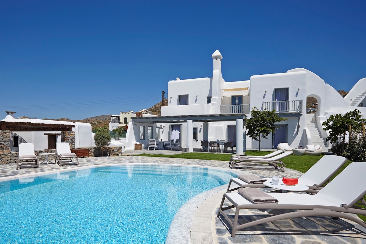 Aqua Breeze Estate in Naxos on the beach