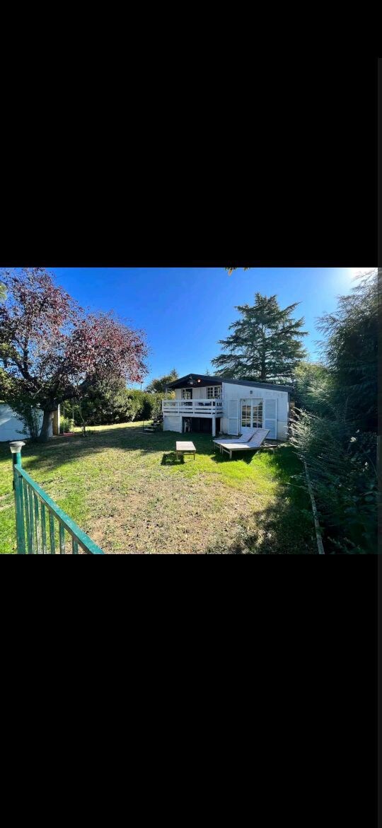 Cabane au bord de la rivière