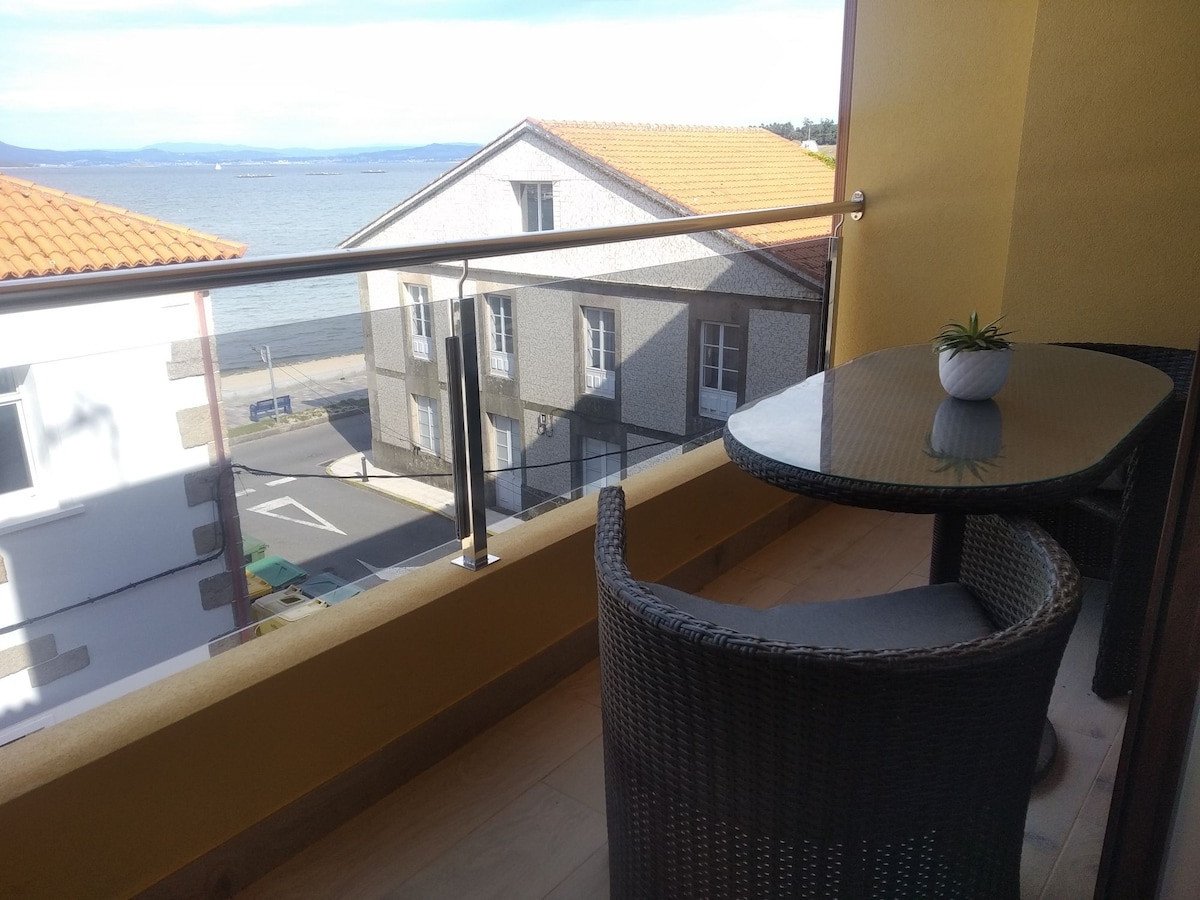 宽敞的公寓，阳台可俯瞰海滩美景