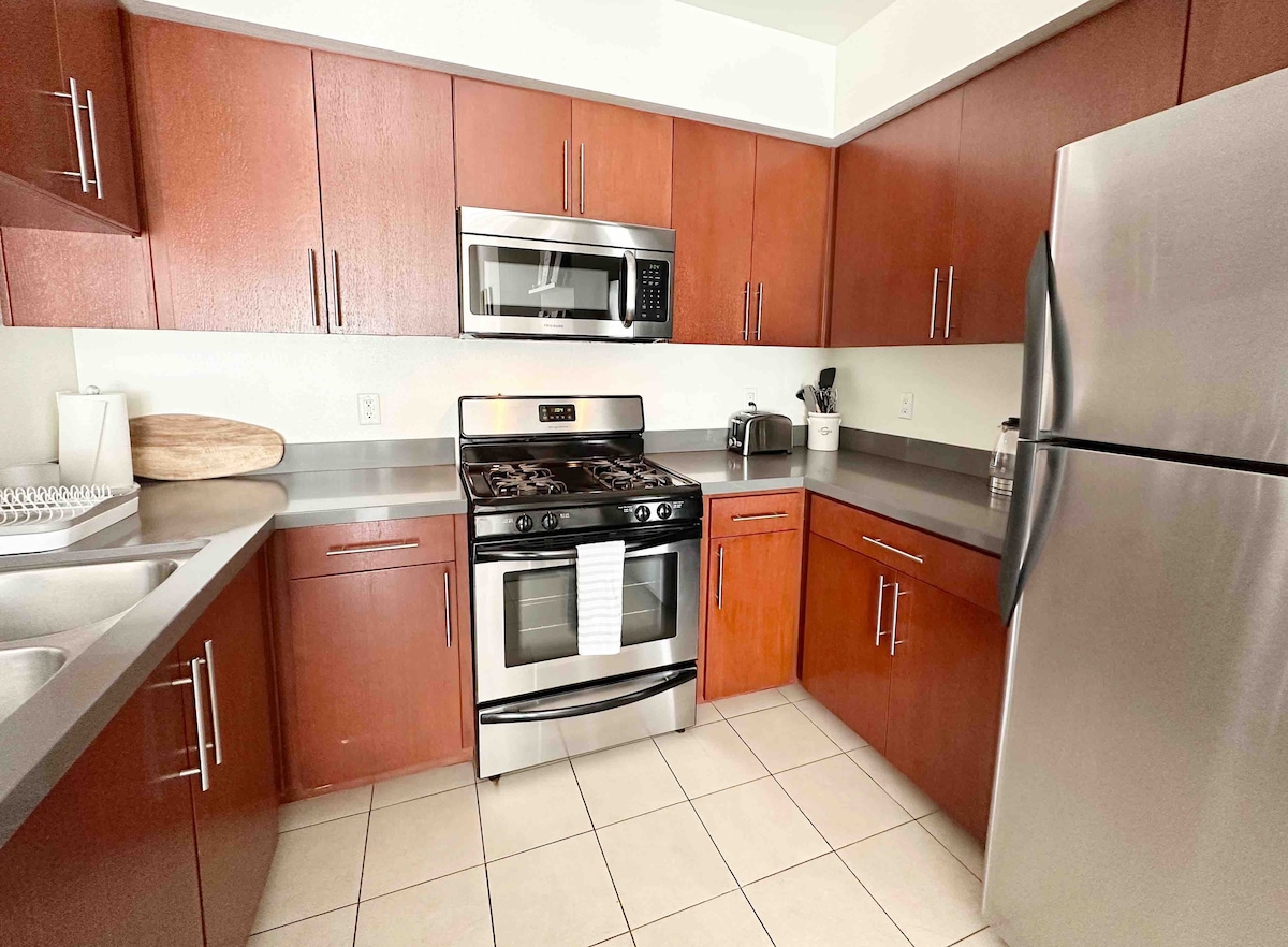 DT Santa Monica 2 bed 2 bath condo - Walk to beach