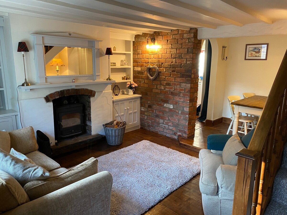 Cosy dog friendly cottage with hot tub