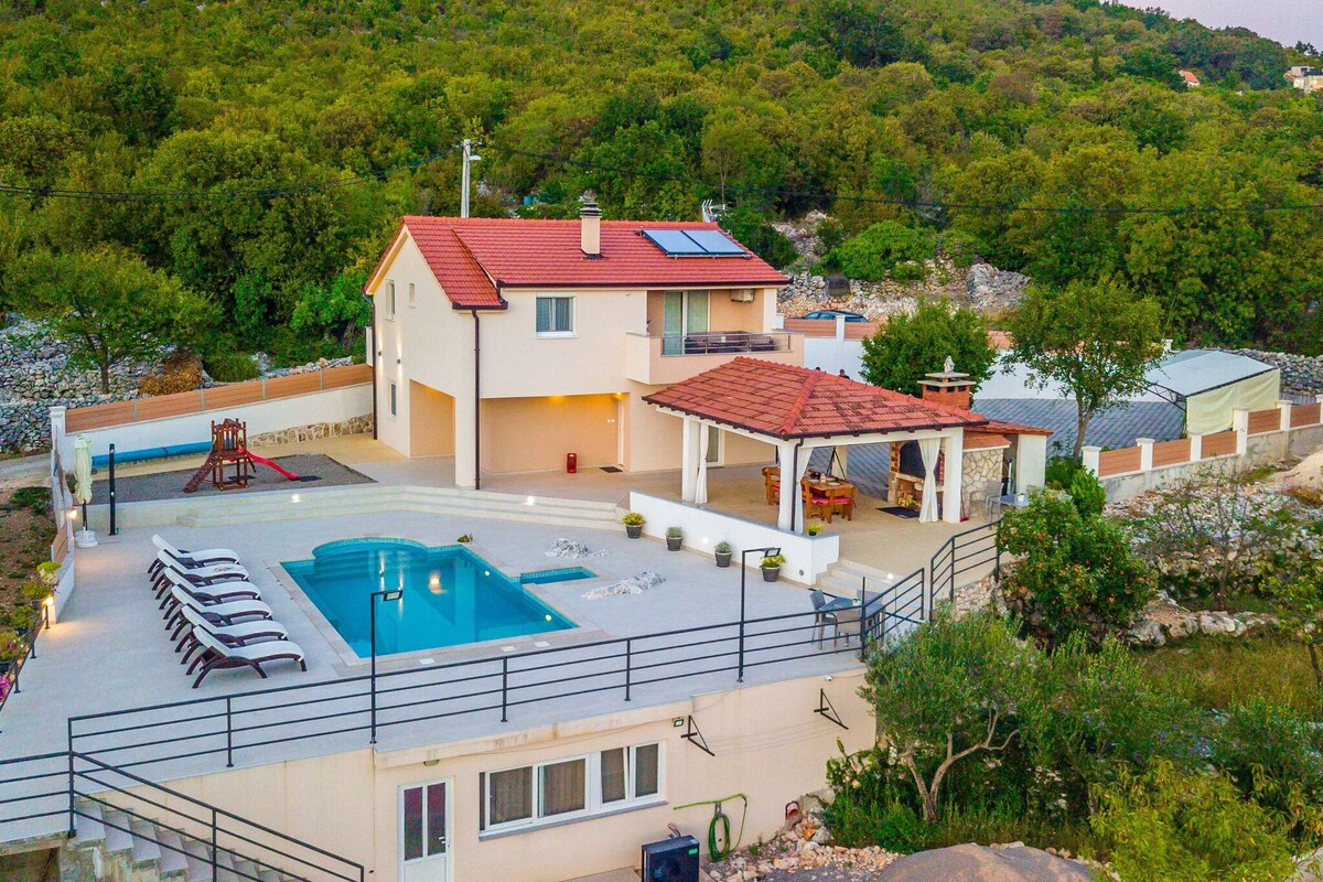 Brand new countryside villa with heated pool, 30 min from the coast