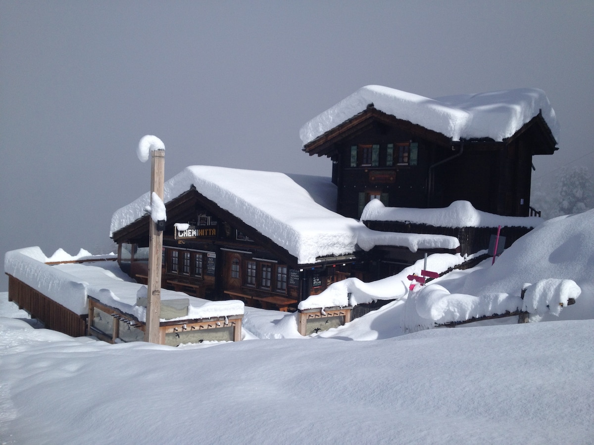 Riffelalp ob Zermatt的山间小屋，滑雪进出