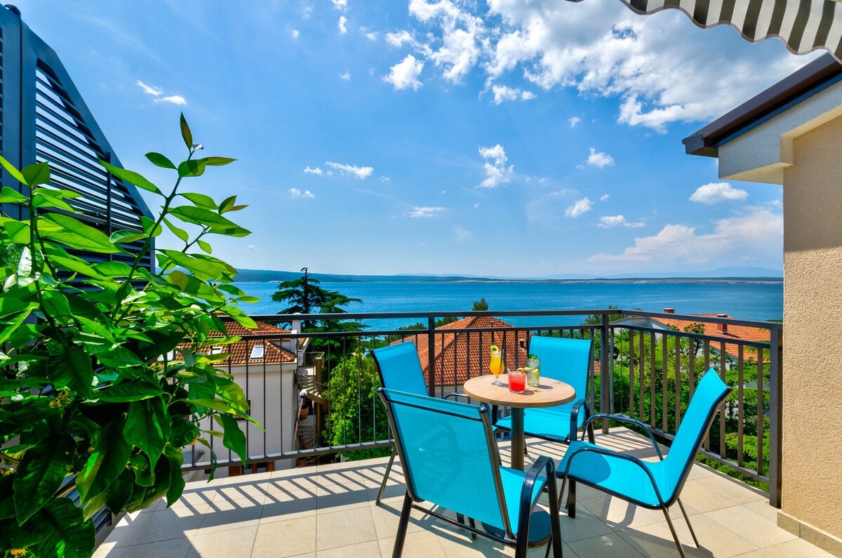 Stylish penthouse apartment -100m to the sea (mal)