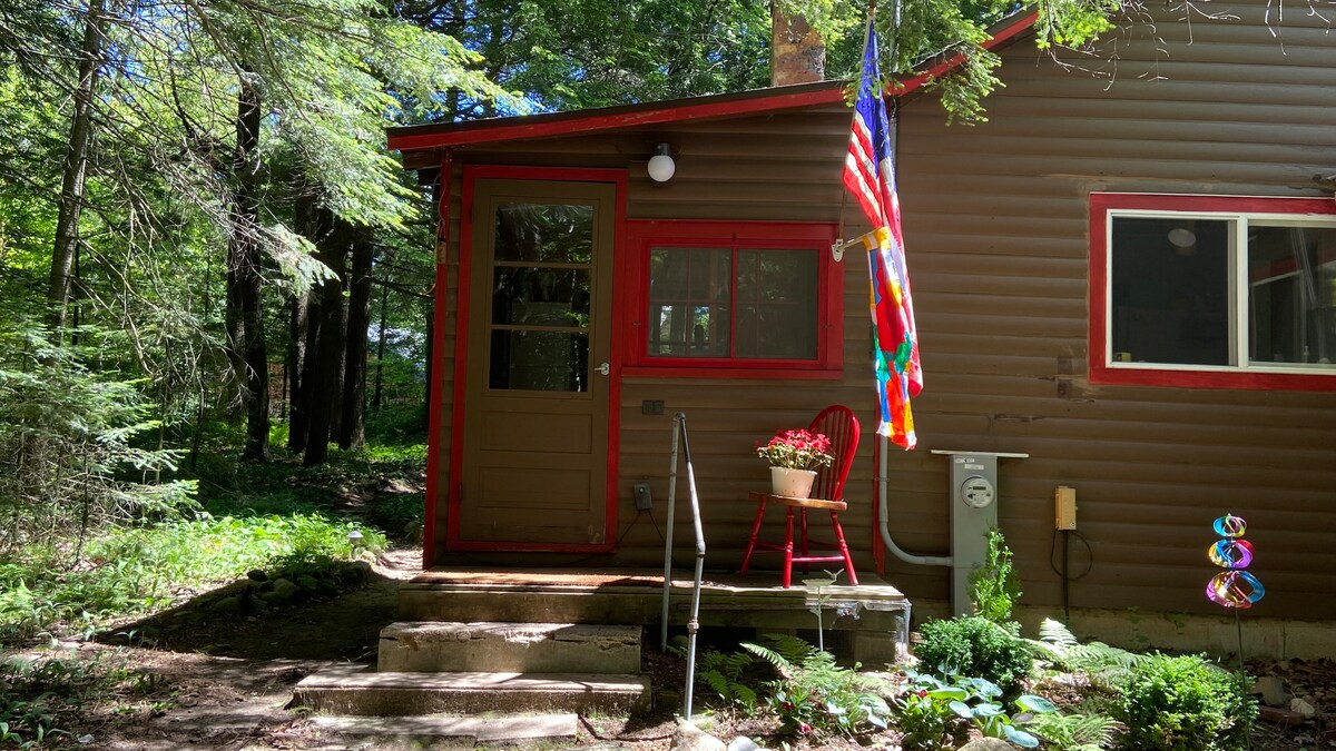 Lakefront cottage on a small quiet no wake lake .