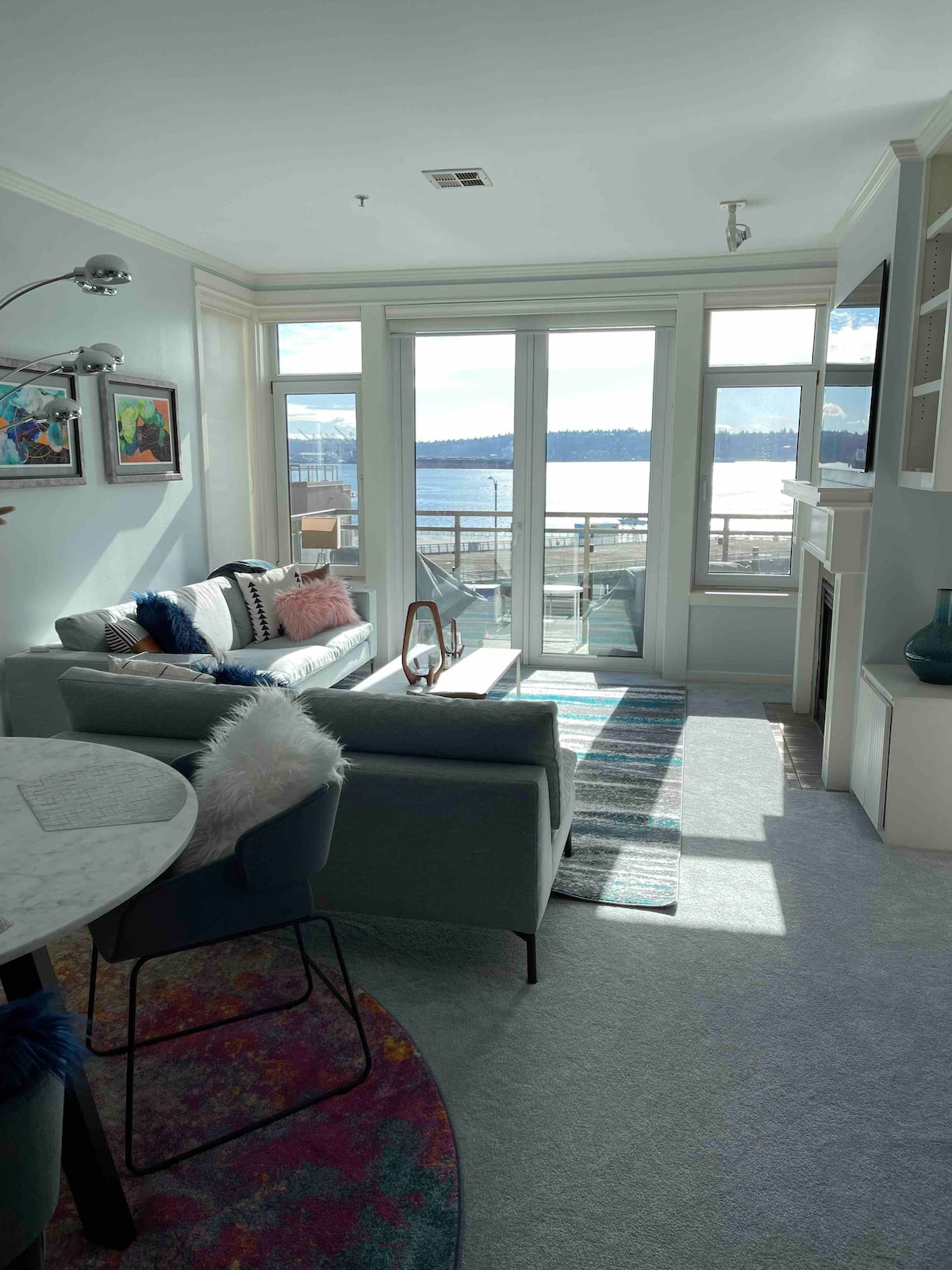 华丽的海滨双卧室公寓，配备名牌家具